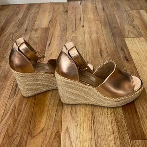 Steve Madden sandal wedges!! Size 6M rose gold